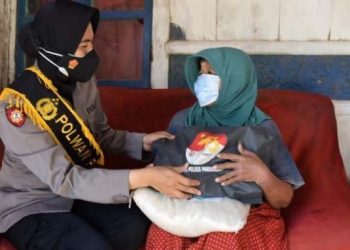 Sambut HUT Polwan ke-73, Polwan Bagikan Sembako Gratis pada Warga Pamekasan yang Kurang Mampu