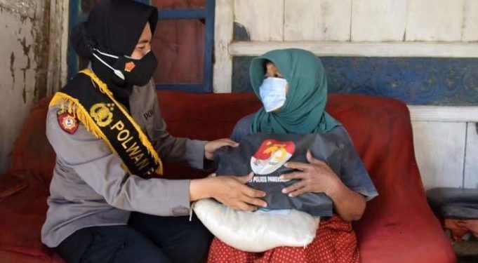 Sambut HUT Polwan ke-73, Polwan Bagikan Sembako Gratis pada Warga Pamekasan yang Kurang Mampu
