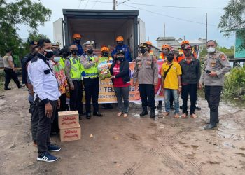 Wakapolresta Palangka Raya Dampingi Pembagian Bansos Ditlantas Polda Kalteng