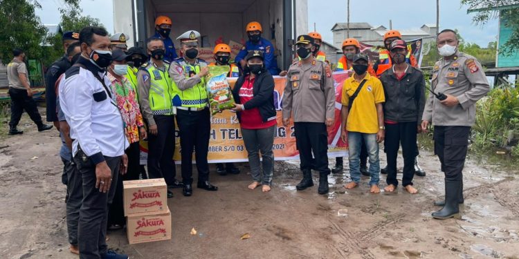 Wakapolresta Palangka Raya Dampingi Pembagian Bansos Ditlantas Polda Kalteng