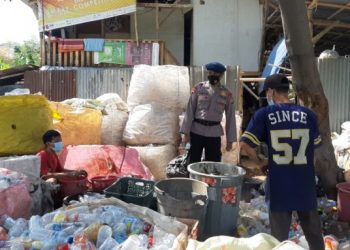 Brimob Jabar Percepat Penanganan Covid Dengan Ajak Warga Jatinangor Taati Prokes