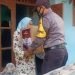 Polri Tak Kenal Lelah Bagikan Bansos Door To Door Ke Rumah Warga Kurang Mampu