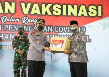 Kapolri Cek Vaksinasi Bareng PCNU Banyuwangi : Minta Target 70 Persen Vaksinasi Dikejar