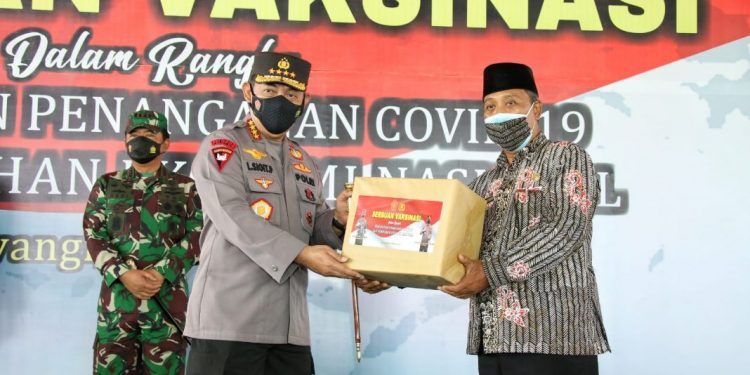 Kapolri Cek Vaksinasi Bareng PCNU Banyuwangi : Minta Target 70 Persen Vaksinasi Dikejar