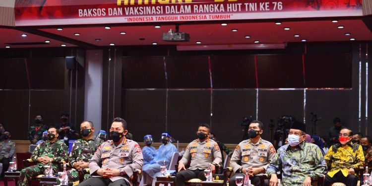 Kapolri Tekankan TNI-Polri Terus Bersinergi Wujudkan Target Vaksinasi Presiden Jokowi