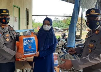 Peduli Ditengah Pandemi, Sat Binmas Polres Kukar Bagikan Bantuan Sosial kepada Masyarakat Terdampak Wabah Covid-19
