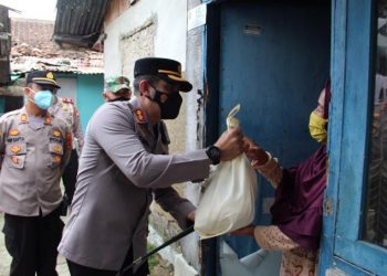 Polisi Distribusikan Bansos Kepada Warga Terdampak Covid-19 Ditengah PPKM
