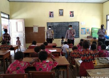 SI IPAR Binmas Noken Deiyai Ceriakan Proses Belajar Adik-Adik SD YPPK Santo Mikael Waghete