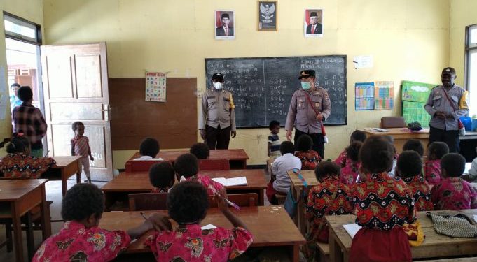 SI IPAR Binmas Noken Deiyai Ceriakan Proses Belajar Adik-Adik SD YPPK Santo Mikael Waghete