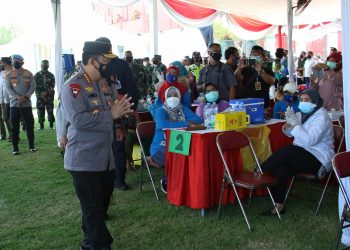Tinjau Vaksinasi di Surabaya, Kapolri Minta Sasar Wilayah yang Sulit Dijangkau