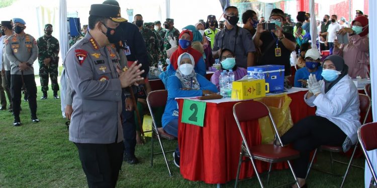 Tinjau Vaksinasi di Surabaya, Kapolri Minta Sasar Wilayah yang Sulit Dijangkau