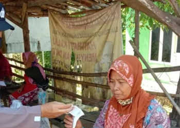 Dorong Masyarakat Taat Prokes, Polsek Klambu Grobogan Bagikan Masker Gratis Di Pasar