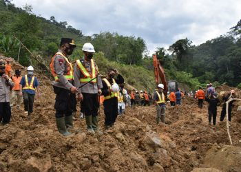 Kapolres Tapanuli Pantau langsung Lokasi Bencana Longsor dan Beri Bantuan