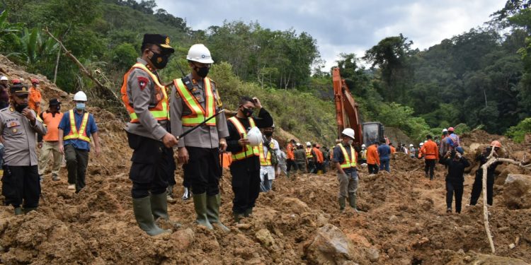 Kapolres Tapanuli Pantau langsung Lokasi Bencana Longsor dan Beri Bantuan