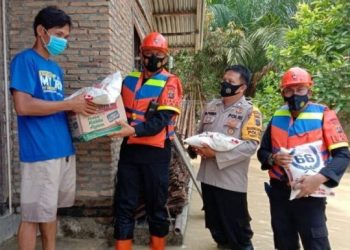 Batalyon B Pelopor Brimob Sumut Salurkan Bantuan Kepada Korban Banjir di Desa Mariah Padang