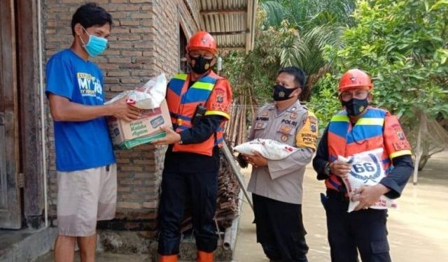Batalyon B Pelopor Brimob Sumut Salurkan Bantuan Kepada Korban Banjir di Desa Mariah Padang