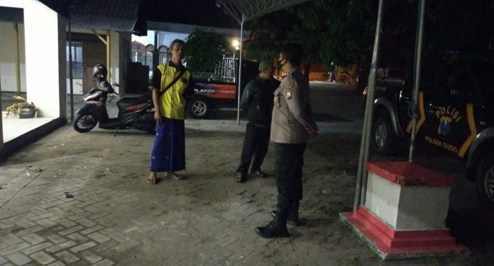 Dialogis malam hari polisi Gudo ajak warga jaga kamtibmas