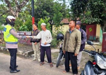 Gelar Operasi Zebra Krakatau 2021, Sat Lantas Polres Lampung Tengah Bagikan Masker