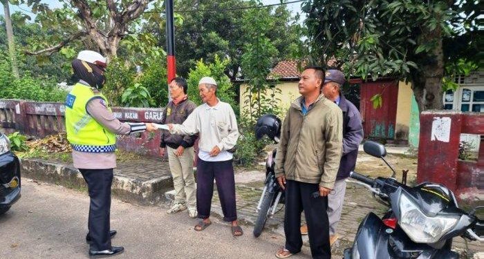 Gelar Operasi Zebra Krakatau 2021, Sat Lantas Polres Lampung Tengah Bagikan Masker