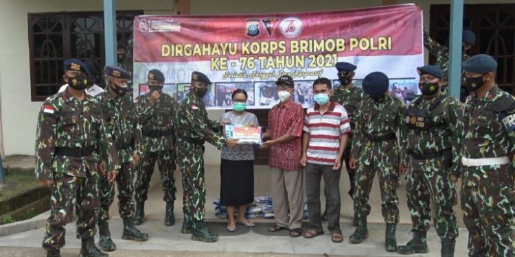 Jelang HUT Brimob Ke-76, Satbrimob Polda Kepri Gelar Bakti Sosial dan Vaksinasi