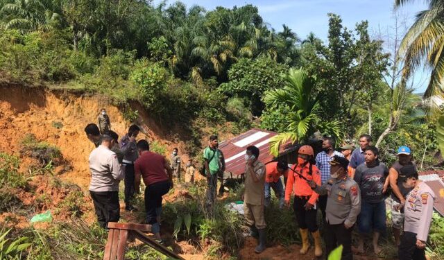 Kapolres Tapanuli Tengah Cek langsung Lokasi Bencana Longsor dan Berikan Bantuan