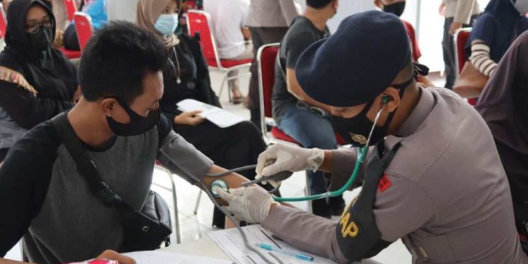 Sambut HUT Brimob ke-76, Brimob Kaltim Gelar Vaksinasi Massal 1000 Dosis Untuk Masyarakat