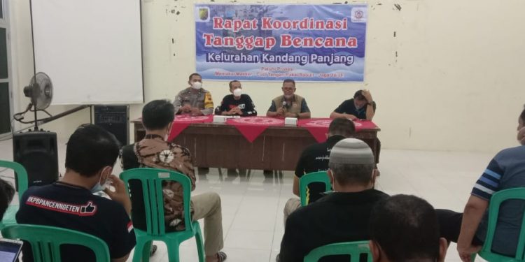 Waspada Bencana Di Musim Pancaroba, Tiga Pilar Polsek Pekalongan Utara Siapkan Posko di Kawasan Rawan Bencana