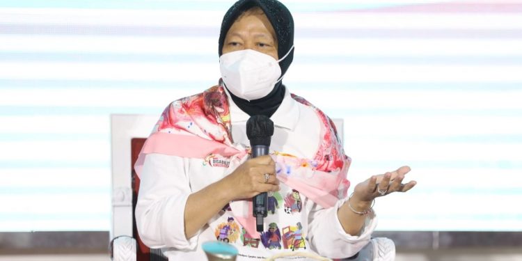 Warganet Geram Tanggapi Menteri Risma Paksa Tunarungu Bicara