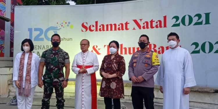 Kapolri Ucapkan Selamat Natal saat Tinjau Pengamanan Misa Natal di Gereja Katedral Jakarta