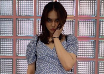 Netizen Patah Hati saat Menyaksikan Papa Gabor Gendong Guci Abu Laura Anna