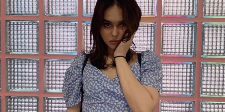 Netizen Patah Hati saat Menyaksikan Papa Gabor Gendong Guci Abu Laura Anna