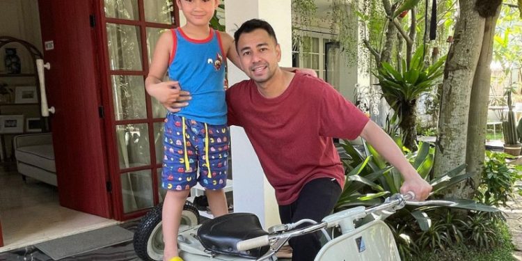 Tumbuh Menjadi Kakak Panutan Rayyanza, Ini Pesan Bijak Raffi Ahmad untuk Rafathar.