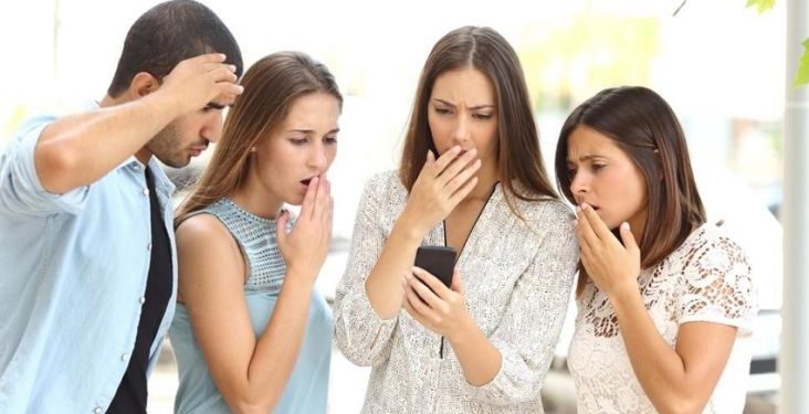 Studi Menyatakan Orang yang Suka Gosip Artis Ternyata Kurang Cerdas