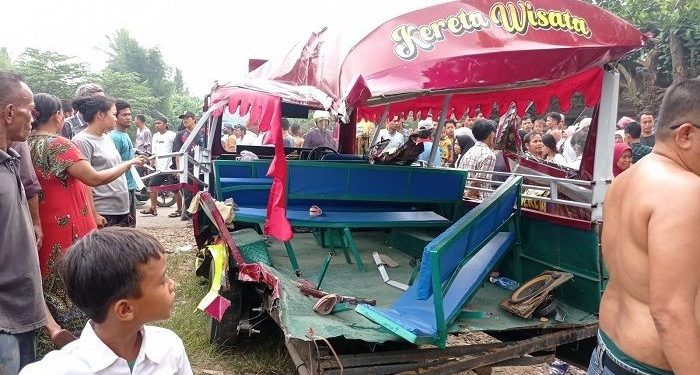VIRAL! Odong-odong Tertabrak Kereta di Serang Banten