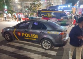 Dua Mobil Polisi Blokade Catwalk Citayam Fashion Week