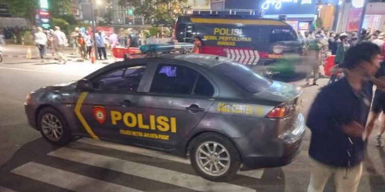 Dua Mobil Polisi Blokade Catwalk Citayam Fashion Week