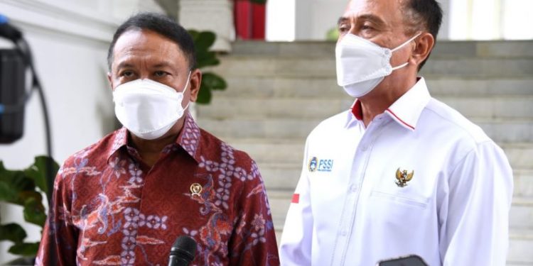 Dihujat Netizen karena Ikut Angkat Trofi Bersama Timnas Indonesia U-16