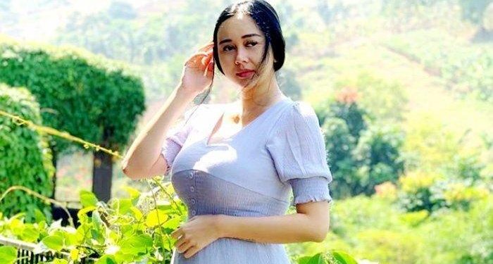 Netizen Soroti Kecantikan Gaya Aura Kasih Naik Scooter