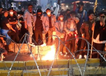 Demo Tolak Kenaikan Harga BBM di Jakarta Berakhir Ricuh, #BBMNaikRakyatRevolusi Menggema di Twitter