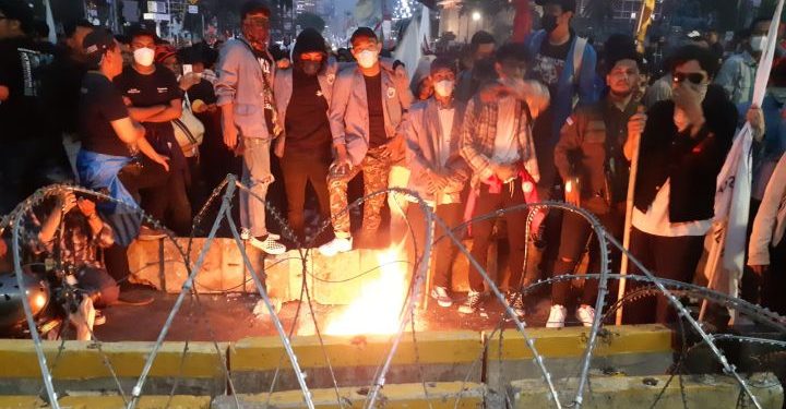 Demo Tolak Kenaikan Harga BBM di Jakarta Berakhir Ricuh, #BBMNaikRakyatRevolusi Menggema di Twitter