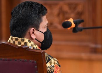 Mengapa Ferdy Sambo Tak Kenakan Baju Tahanan saat Persidangan?