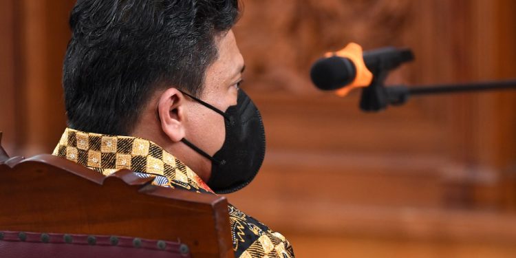Mengapa Ferdy Sambo Tak Kenakan Baju Tahanan saat Persidangan?