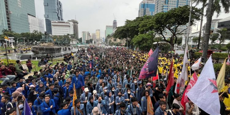 Tuntutan Demo #IndonesiaGelap