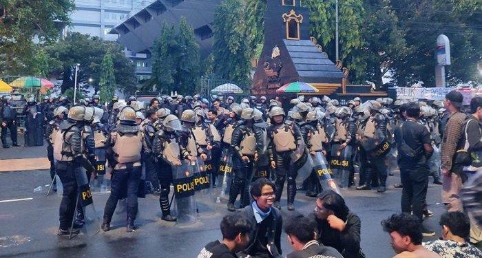 Mahasiswa Korban Pemukulan Aparat Saat Demonstrasi Tolak RUU TNI di Semarang