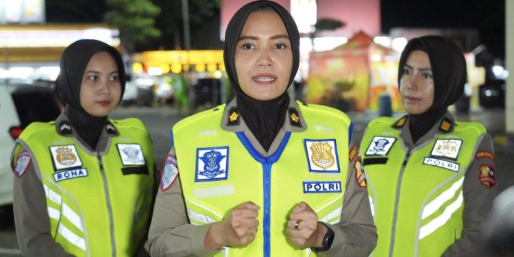 Rest Area KM 39 Jadi Lokasi Tim Public Address Polwan Korlantas Berikan Imbauan