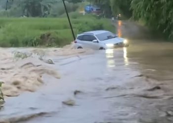 Warga Selamatkan Pengemudi Mobil yang Hanyut Terbawa Banjir di Bekasi