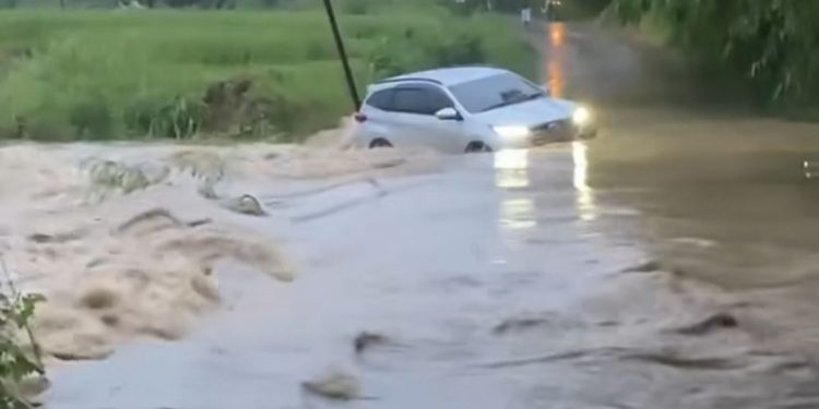 Warga Selamatkan Pengemudi Mobil yang Hanyut Terbawa Banjir di Bekasi
