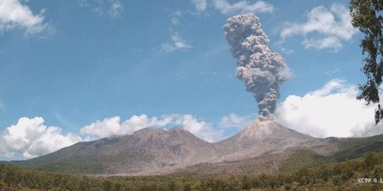 Status Gunung Lewotobi Laki-Laki Naik Jadi Awas, Warga Mengungsi Akibat Letusan Besar