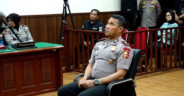 Kompol Cosmas Menangis Usai Dipecat-Sumpah Tak Berniat Mencelakai