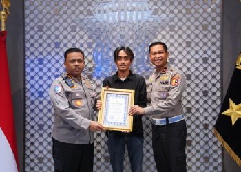 Kakorlantas Polri Beri Penghargaan Spesial untuk Sopir Truk Heroik di Tol Japek